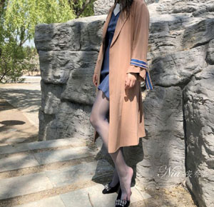 女同学的胯对着我的嘴撒尿
